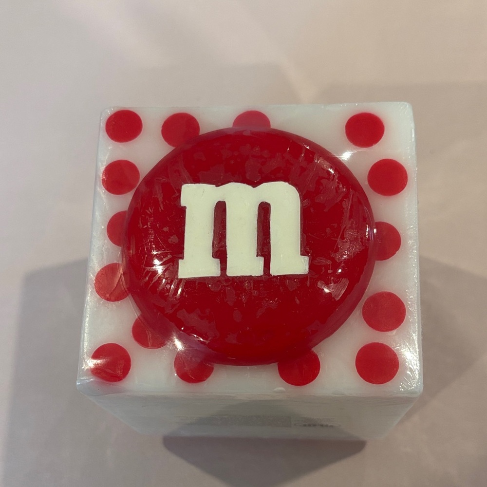 M&MS RED CANDLE